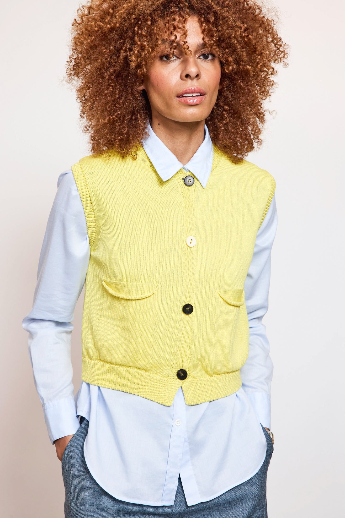 CARDIGAN SANS MANCHE JAUNE