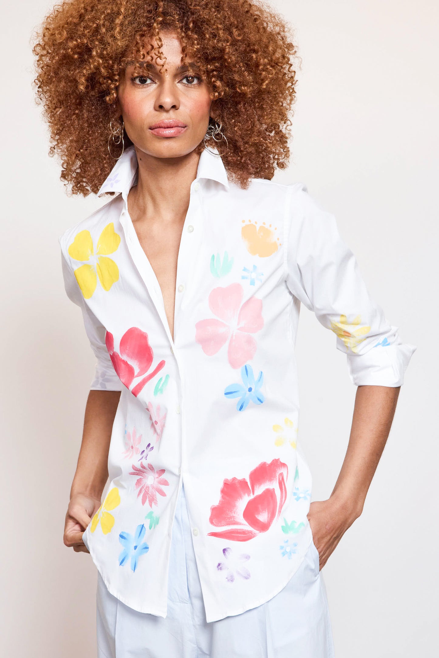 CHEMISE CINTRÉE PEINTE FLEURS BLANCHE