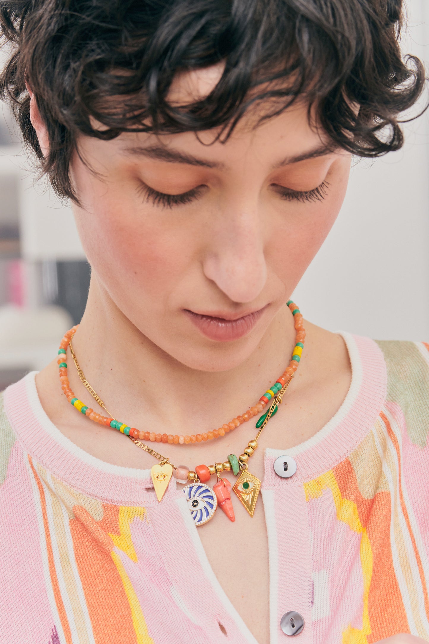 COLLIER PERLES ET CHARMS ORANGE